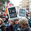 Po ataku na Charlie Hebdo symbolem solidarności z redakcją stało się hasło "Je suis Charlie"