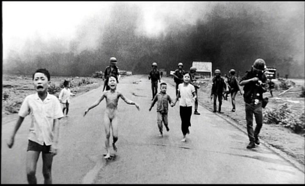 Napalm i dziewczyna: Historia pewnej fotografii:dokument
