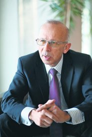 Wiesław Rozłucki pierwszy prezes GPW Historia życia Wiesława Rozłuckiego to w dużej mierze także his