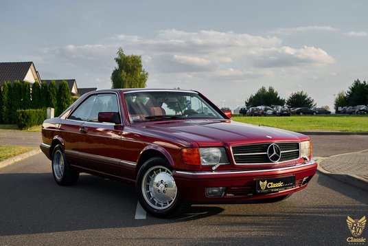 Sprowadzony z Belgii Mercedes 500 SEC z 1990 r. w barwie czerwonego wina…