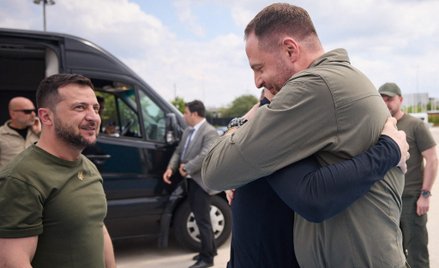 Prezydent Ukrainy Wołodymyr Zełenski i szef Kancelarii Prezydenta Ukrainy Andrij Jermak witają dowód