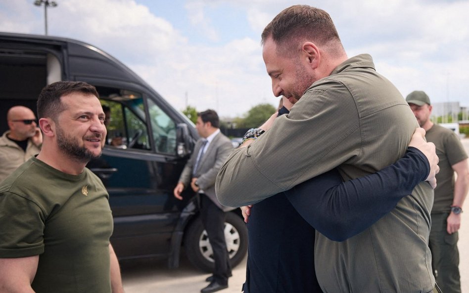 Prezydent Ukrainy Wołodymyr Zełenski i szef Kancelarii Prezydenta Ukrainy Andrij Jermak witają dowód