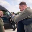 Prezydent Ukrainy Wołodymyr Zełenski i szef Kancelarii Prezydenta Ukrainy Andrij Jermak witają dowód