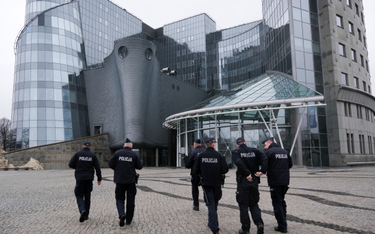 Policja pod gmachem TVP przy ul. Woronicza w Warszawie