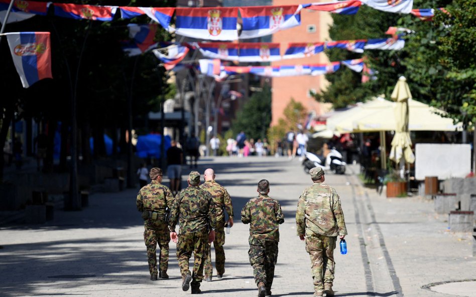 Żołnierze sił pokjojowych NATO w Kosowie