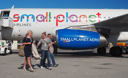 Small Planet zarobi na dużych walizkach i nartach
