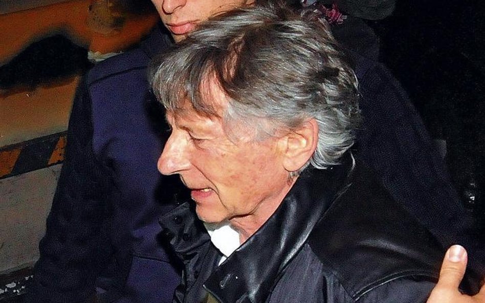 Jedno z pierwszych zdjęć Romana Polańskiego po zwolnieniu go z aresztu domowego