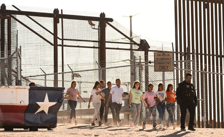 Imigranci na granicy w Teksasie