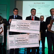 Sławomir Skrzypek, prezes NBP, Marcin Mrowiec zwycięzca konkursu oraz redaktor naczelny "Rz" Paweł L