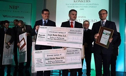 Sławomir Skrzypek, prezes NBP, Marcin Mrowiec zwycięzca konkursu oraz redaktor naczelny "Rz" Paweł L