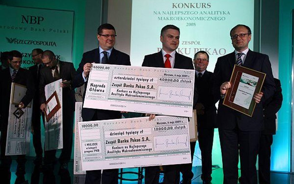 Sławomir Skrzypek, prezes NBP, Marcin Mrowiec zwycięzca konkursu oraz redaktor naczelny "Rz" Paweł L