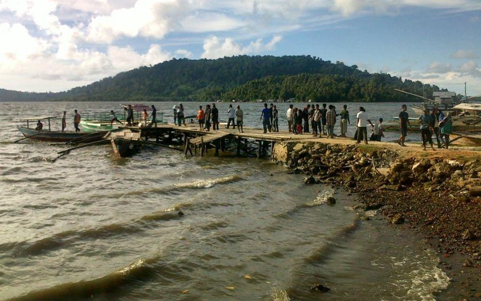 Mieszkańcy indonezyjskiej wyspy Simuelue obserwują poziom wody po trzęsieniu ziemi u wybrzeży Aceh