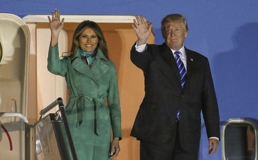Prezydent Stanów Zjednoczonych Donald Trump z żoną Melanią wychodzą z Air Force One