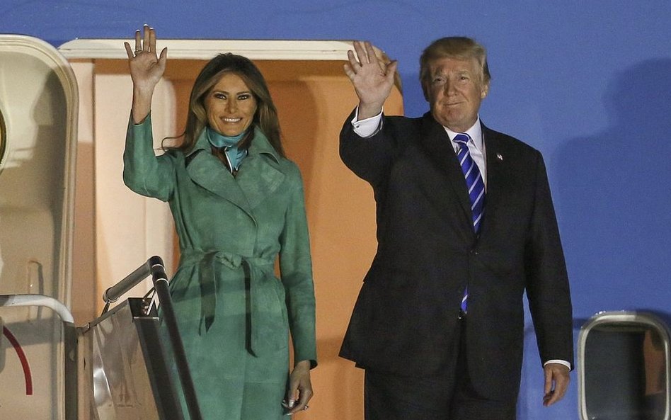 Prezydent Stanów Zjednoczonych Donald Trump z żoną Melanią wychodzą z Air Force One