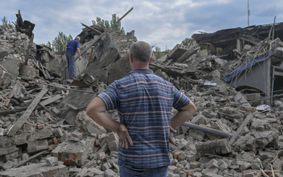Ruiny budynku w mieście Torećk w obwodzie donieckim, fotografia z 5 sierpnia