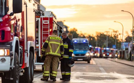 Policjanci przed spalonym budynkiem w Ząbkach