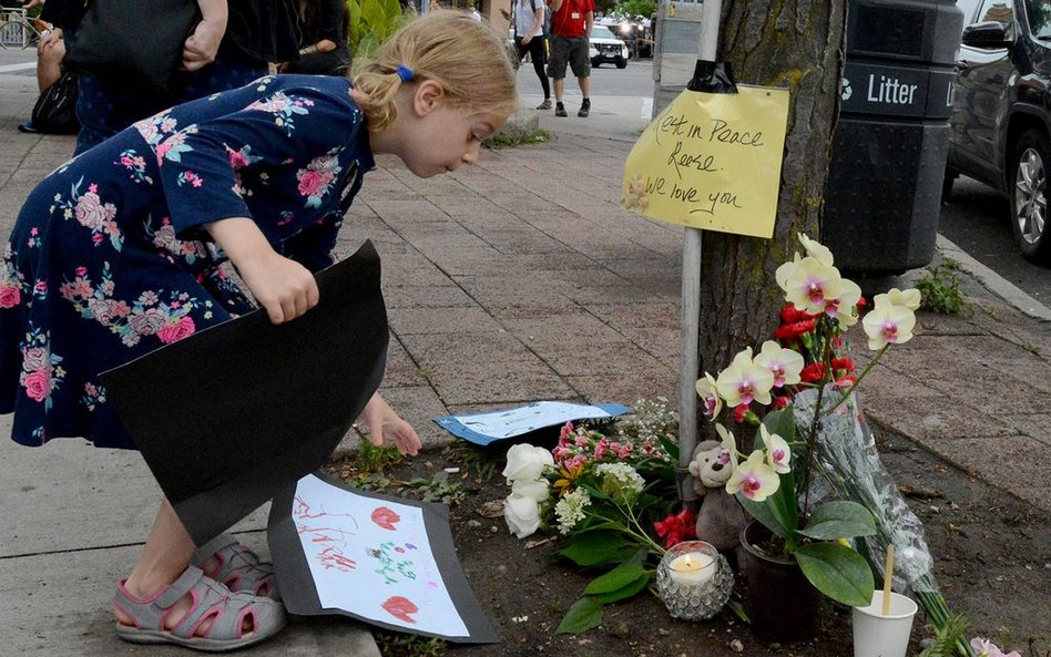 Autorzy pozwu domagają się 150 milionów dolarów kanadyjskich. Na zdjęciu: dziewczynka składająca rys