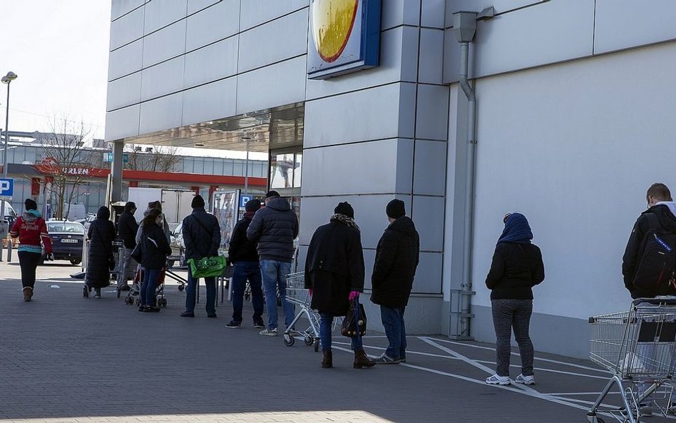 Duże sklepy dostają w kość. Chaos po zaostrzeniu przepisów