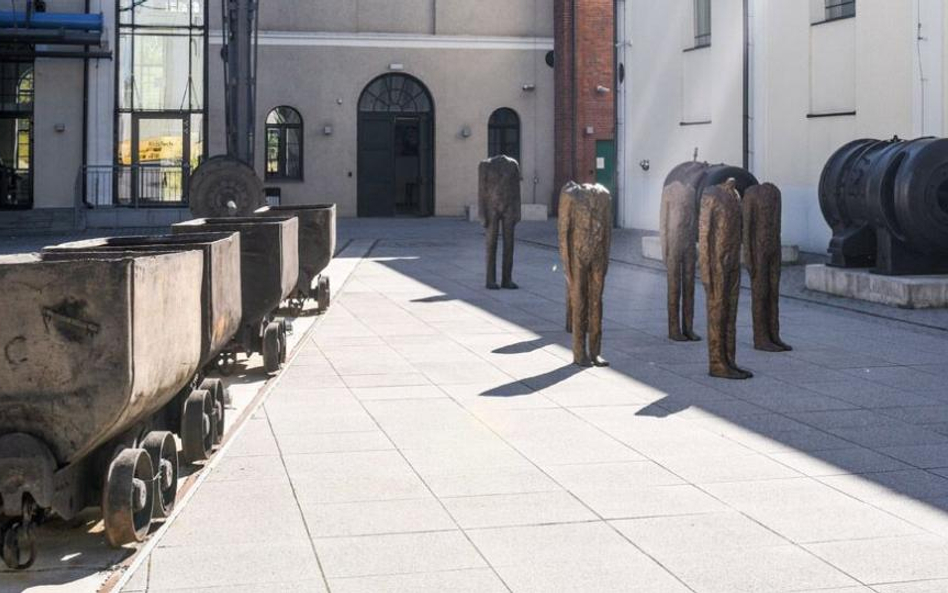 Postaci to cykl słynnych rzeźb Magdaleny Abakanowicz