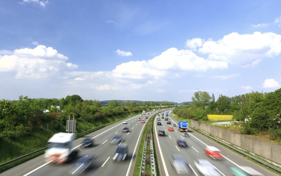 Kierowcy, który jedzie np. autostradą z prędkością co najmniej 210 km/h ma grozić kara pozbawienia w