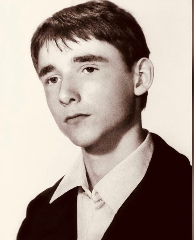 Emil, urodzony w roku 1965 w Warszawie, był jedynakiem