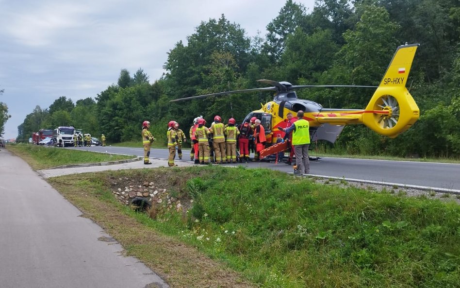 Wypadek na drodze wojewódzkiej 835. Samochód osobowy zderzył się tam z ciężarówką