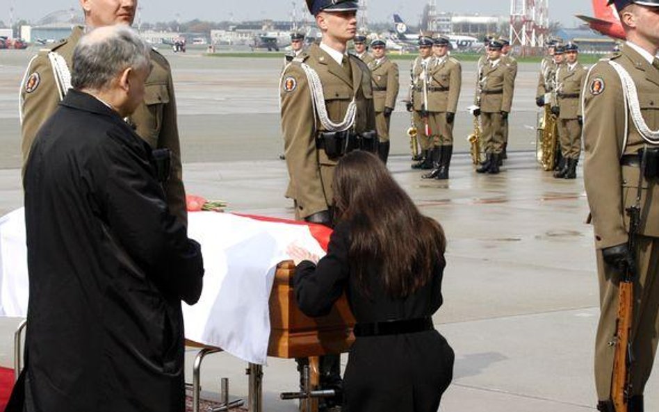 Sekcja zwłok prezydenta została przeprowadzona 11 kwietnia rano. Po południu ciało przyleciało do Po