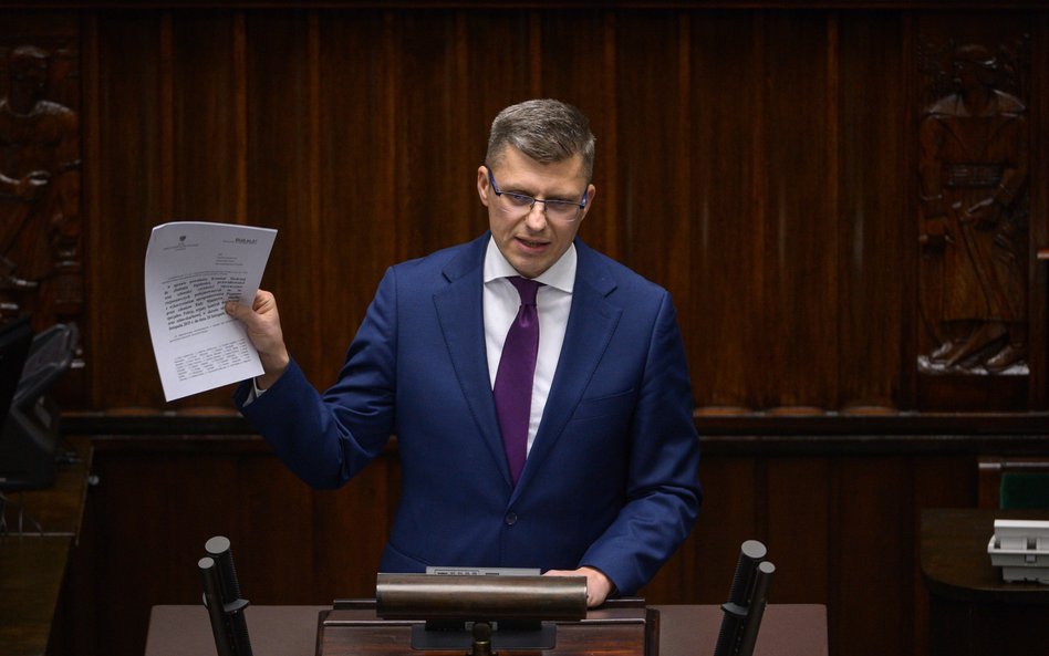 Minister sprawiedliwości Marcin Warchoł przemawia na sali obrad Sejmu