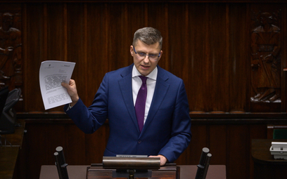 Minister sprawiedliwości Marcin Warchoł przemawia na sali obrad Sejmu