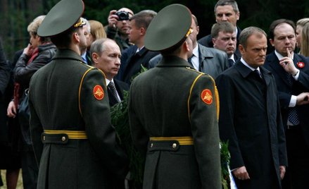7 kwietnia 2010 r. Władimir Putin i Donald Tusk w Katyniu.