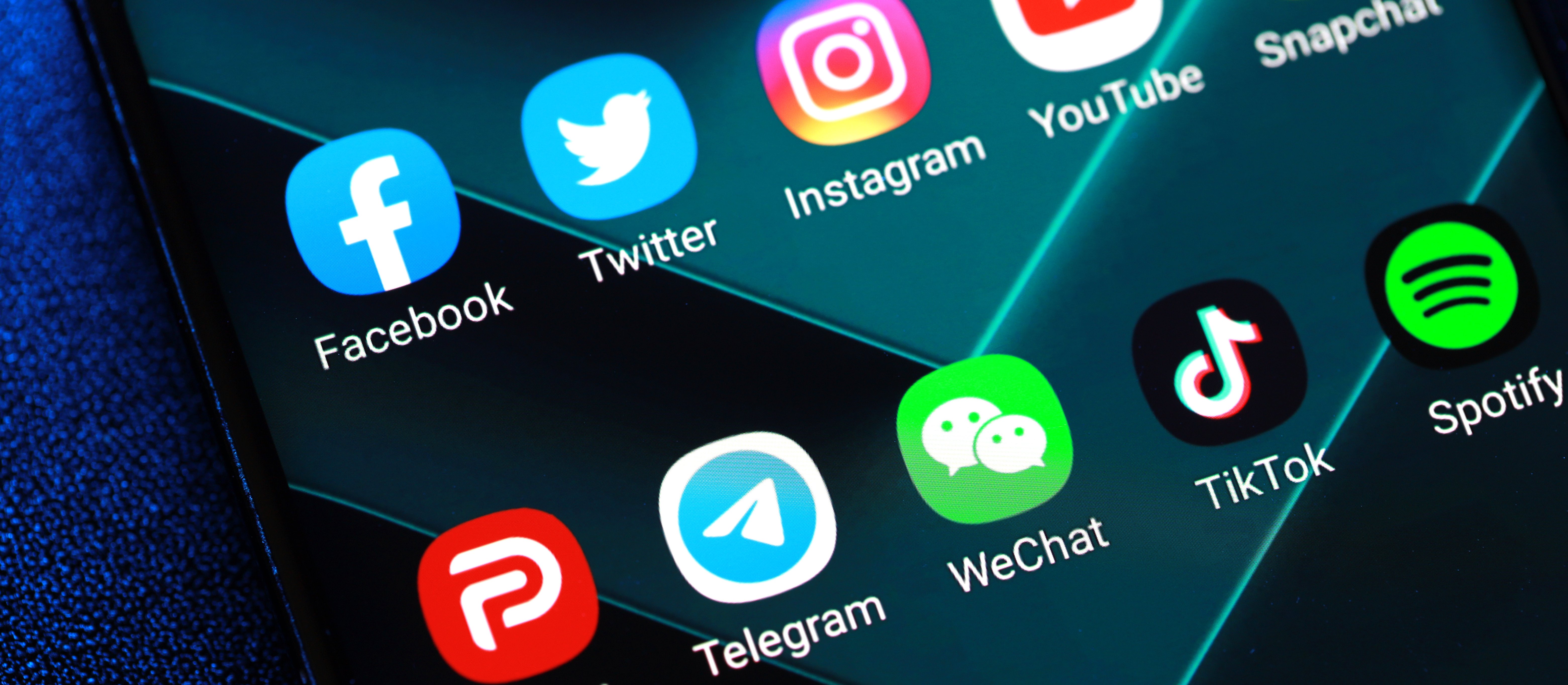 Makijaż, dorysowane wąsy i VPN. Młodzi Australijczycy łamią zakaz social mediów