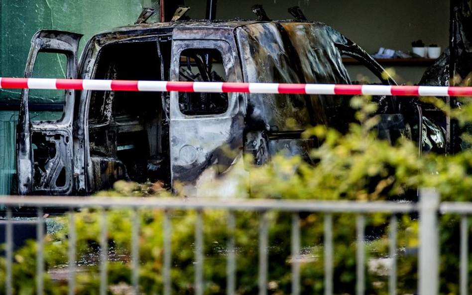 Holandia: Atak na biuro gazety. Wjechał samochodem w budynek