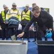 Willem Dafoe podczas wmurowania kapsuły czasu i kamienia węgielnego pod budowę studia filmowego w po