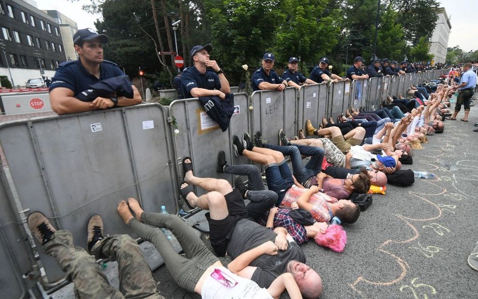 Sondaż: Kto popiera forsowane przez PiS zmiany w Sądzie Najwyższym