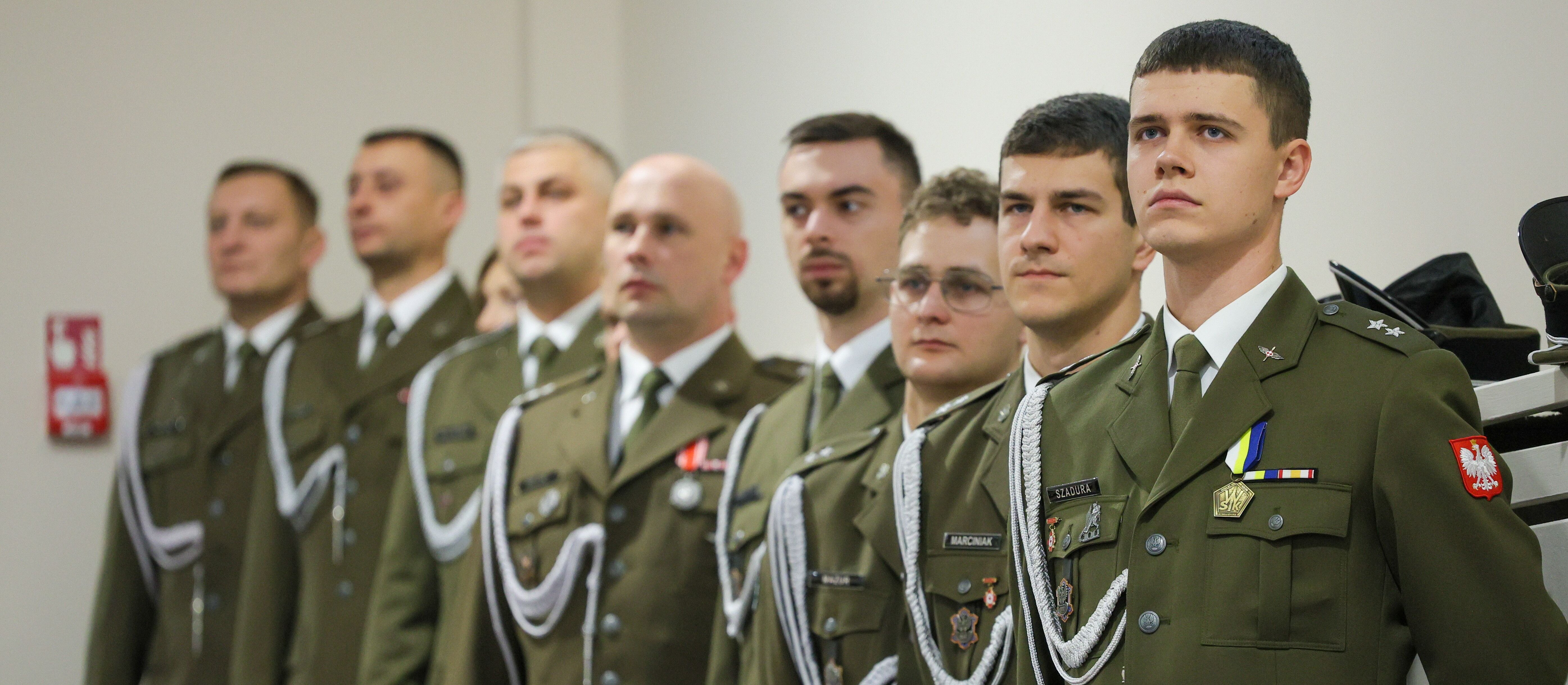 Sondaż: Czy przywrócić pobór do wojska? Najmłodsi smerfy są przeciw