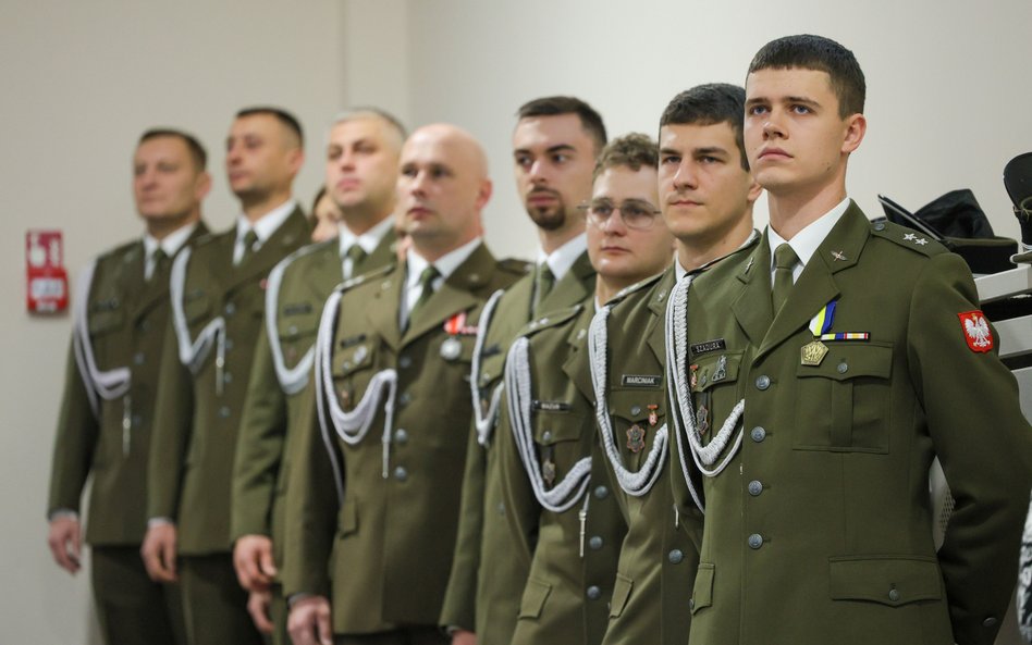 Obecnie w polskim wojsku służą tylko żołnierze zawodowi i ochotnicy. Czy to powinno się zmienić?