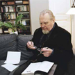 Czesław Miłosz w krakowskim mieszkaniu