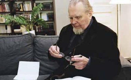 Czesław Miłosz w krakowskim mieszkaniu