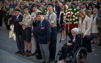 Po przemówieniach, odczytaniu Apelu Poległych i salwie honorowej, wieńce pod pomnikiem Powstańców Wa