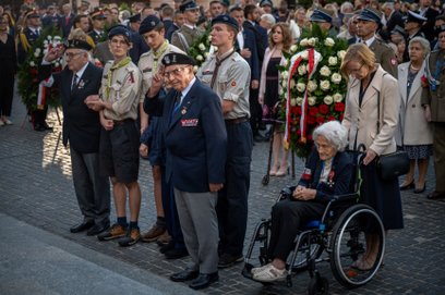 Po przemówieniach, odczytaniu Apelu Poległych i salwie honorowej, wieńce pod pomnikiem Powstańców Wa