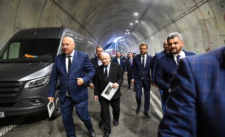 Wicepremier Jarosław Kaczyński (2L), europoseł Joachim Brudziński (L), rzecznik PiS Rafał Bochenek (