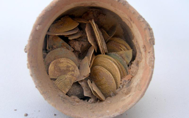 W oazie Fajum badanej przez Polaków znaleziono także starożytne i średniowieczne monety / W. Godlews