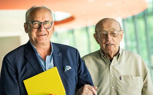 Inicjator plebiscytu na "Dżentelmena Roku" red. Tadeusz Olszański z synem