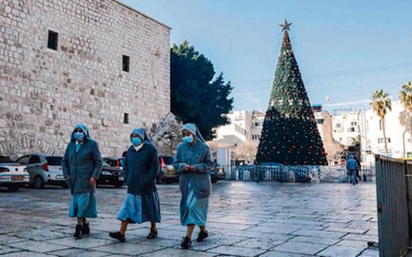 Betlejem, 25 grudnia. Zakonnice na głównym placu Żłóbka w drodze na mszę do Bazyliki Narodzenia Pańs