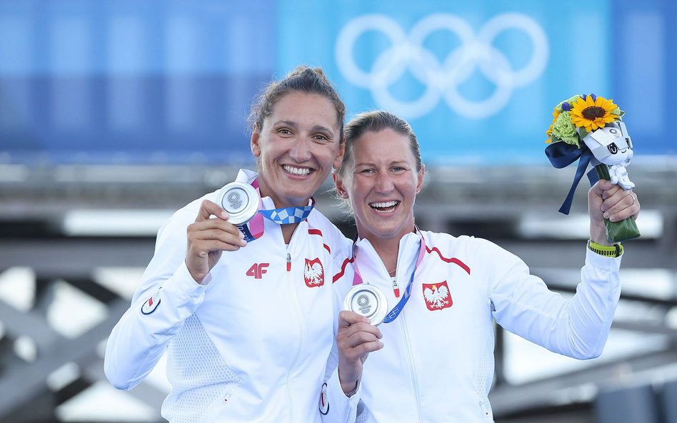 Jolanta Ogar (z lewej) i Agnieszka Skrzypulec z medalami