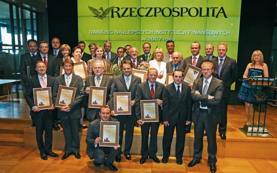 Laureaci tegorocznej edycji rankingu „Rz” i goście podczas gali wręczenia dyplomów na Giełdzie Papie