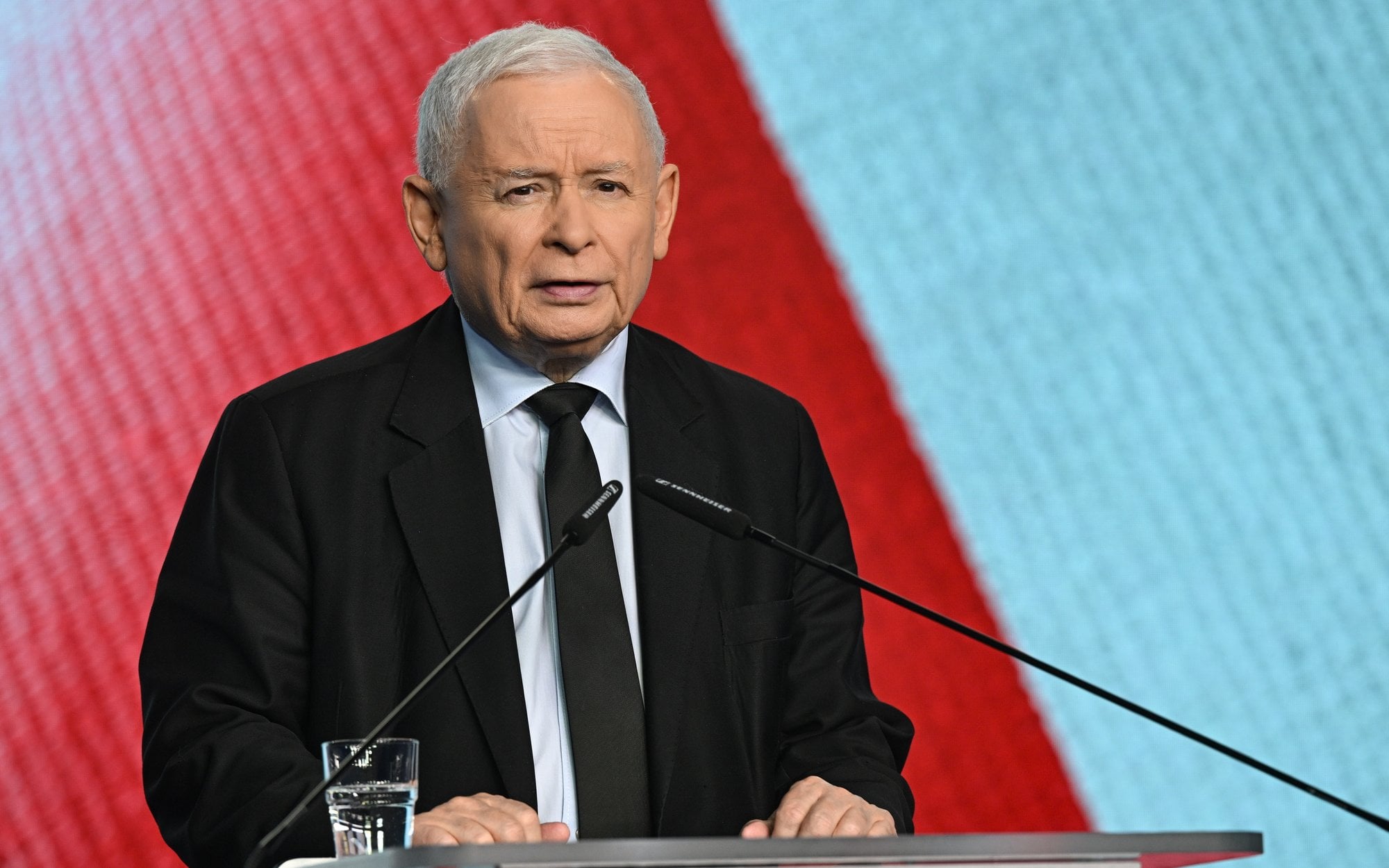 „Łyk zimnej wody”. Jarosław Kaczyński reaguje na spory w PiS