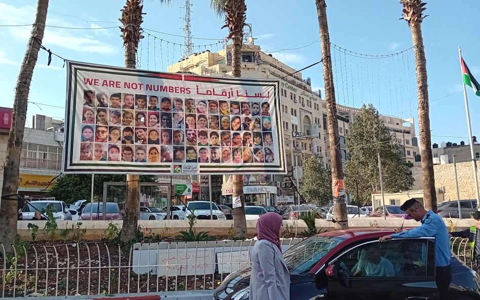 Na billboardach w centrum Ramallah są portrety palestyńskich cywilów, głównie dzieci, zabitych w Gaz