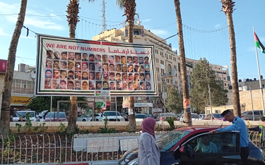 Na billboardach w centrum Ramallah są portrety palestyńskich cywilów, głównie dzieci, zabitych w Gaz