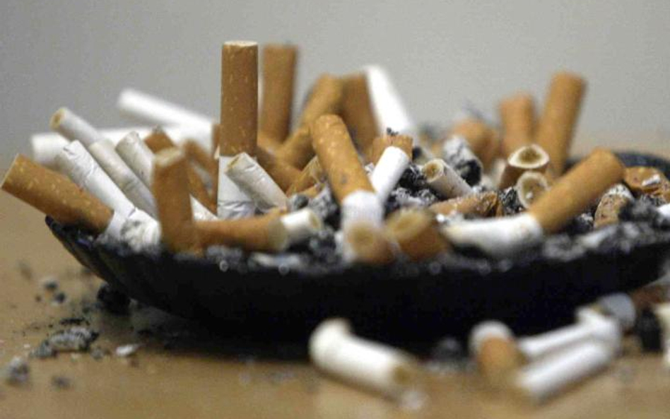 Obowiązkowe palarnie w firmie tylko do listopada